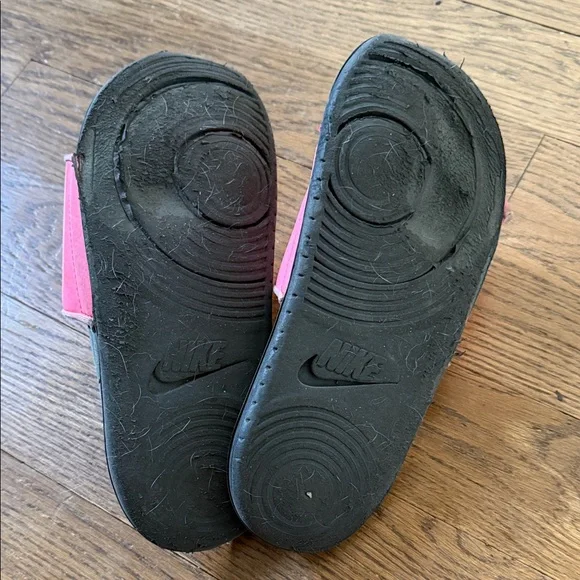Nike Pink Slide Sandals very worn - Picture 3 of 5